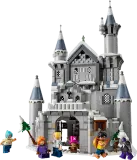 Assembled castle with minifigures