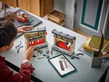 Builder with digital instructions for Hogwarts Express Book Nook.