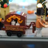 Barrel organ with minifigure.