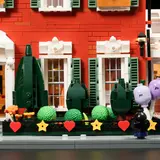 Street-level greebling with lamp.